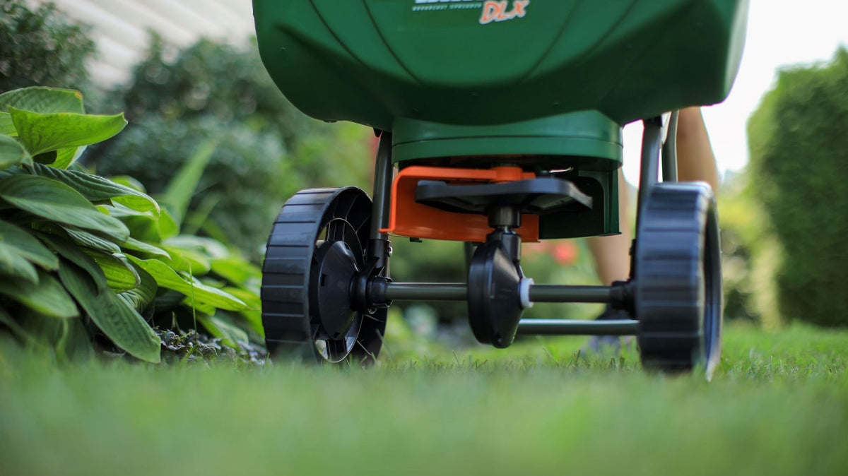 Turf Builder Deluxe Edgeguard Broadcast Spreader, 15,000 sq. ft. J8P5 - product image 4