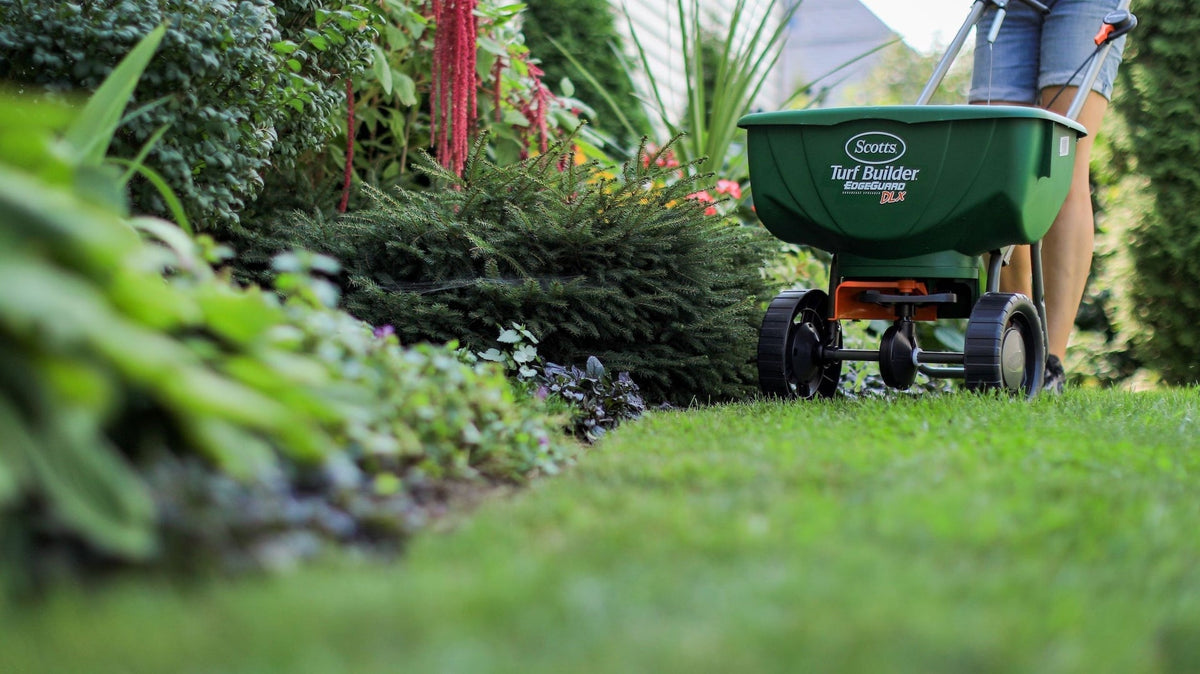 Turf Builder Deluxe Edgeguard Broadcast Spreader, 15,000 sq. ft. J8P5 - product image 6